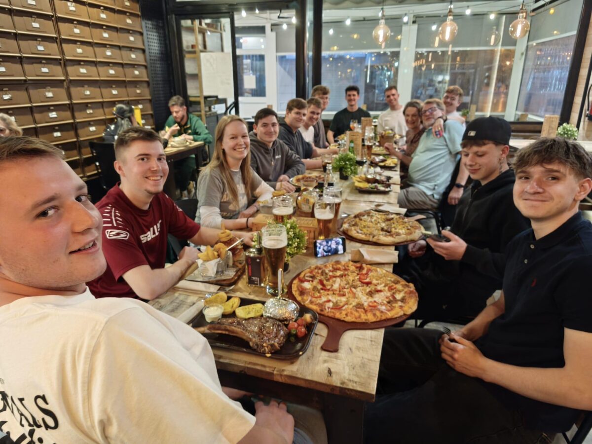 Erasmus+2026_6 Gruppe beim Essen